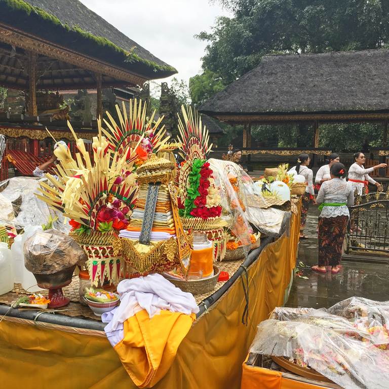 церемонии бали, подношения, балийские подношения, мелукат, ритуал омовения