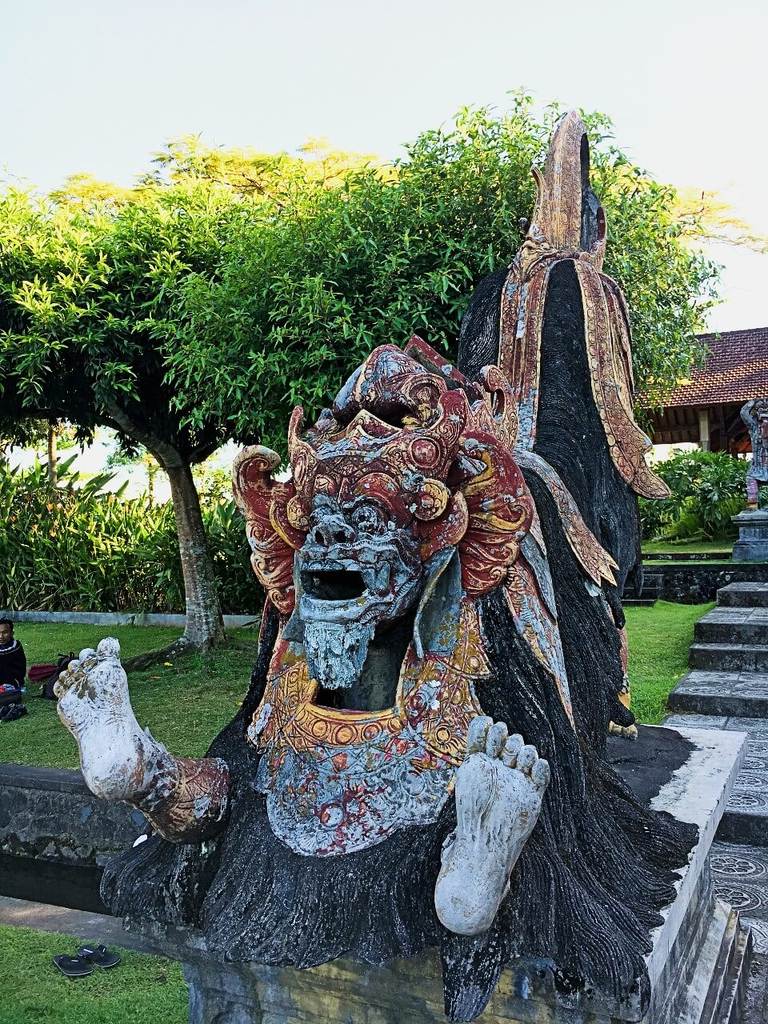 Водный дворец Тиртаганга на Бали, статуя