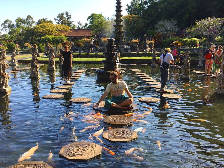 Водный дворец Тиртаганга на Бали, золотые карпы